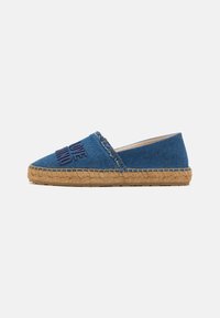 Denim espadrilės su atsilaisvinusiomis kraštinėmis, mėlynos spalvos, pintas jutos padas ir tamsiai mėlyna siuvinėta "MEILĖ" viršuje.