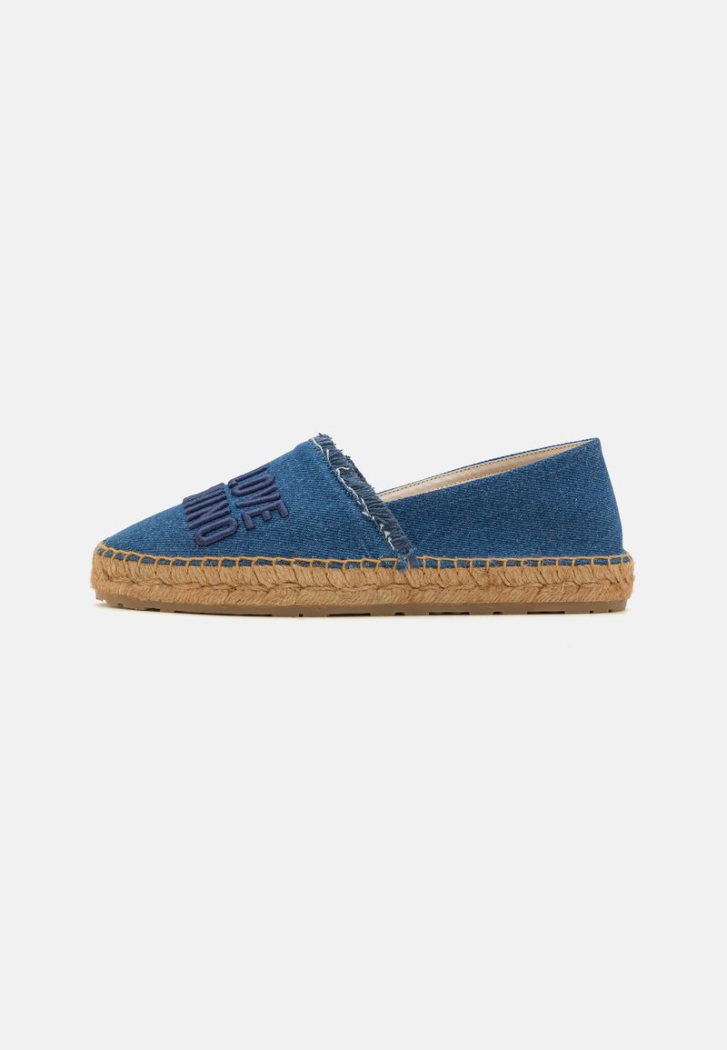 Denim espadrilės su atsilaisvinusiomis kraštinėmis, mėlynos spalvos, pintas jutos padas ir tamsiai mėlyna siuvinėta "MEILĖ" viršuje.