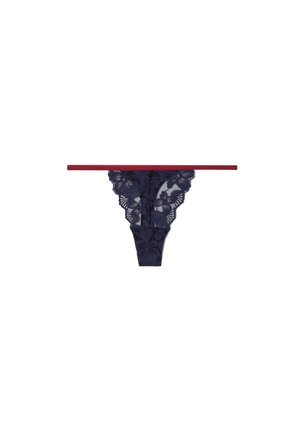 Navy kanten string met bloemmotief, voorzien van een brede rode satijnen tailleband en delicate geschulpte randen voor een extra detail.