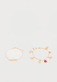 Deux bracelets chaîne en or sur fond blanc ; l'un avec le texte "AMORE", l'autre avec plusieurs breloques dont une fraise rouge et un cadenas en or.
