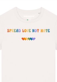 Witte katoenen t-shirt met meerkleurige tekst "SPREAD LOVE NOT HATE" en een rij kleurrijke harticonen eronder. Ronde halslijn.