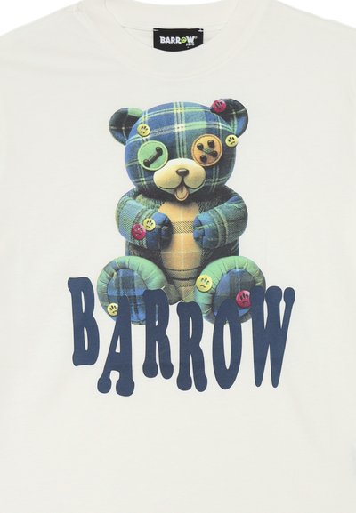 Maglietta bianca con un grafico di un orso a scacchi colorato, dettagliata da bottoni e la parola "BARROW" in bold blu navy sottostante.
