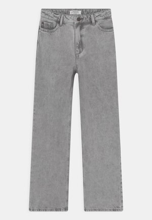 Straight-leg hellgraue Denim-Jeans mit Vordertaschen, Knopfverschluss und Gürtelschlaufen, flach auf weißem Hintergrund liegend.