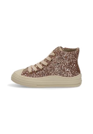 Zapatillas altas brillantes en marrón con una superficie texturizada, suela de goma beige y cordones a juego. Presentan una puntera redonda y un collarín acolchado.