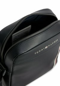 Tommy Hilfiger TEXTURED SMALL REPORTER  - Cross body bag - black