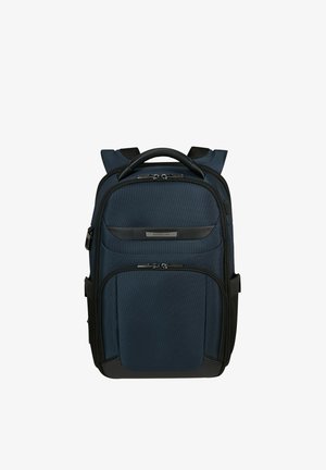 Dunkelblauer strukturierter Rucksack mit mehreren Reißverschlussfächern, gepolsterten Schultergurten und einem Tragegriff oben.