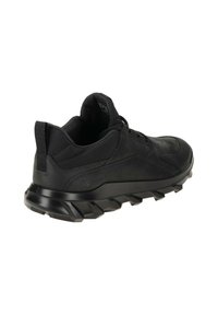 Mustat urheilukengät, joissa on teksturoitu päällinen, pyöreä kärki ja paksu kumipohja, jossa on kulmikkaita pito kuvioita. Nauhat ja vetotappi sisältyvät.