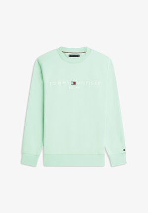 Mintgroene Tommy Hilfiger trui met ronde hals, lange mouwen, en logotekst met vlag en "EST. 1985" op de voorkant.