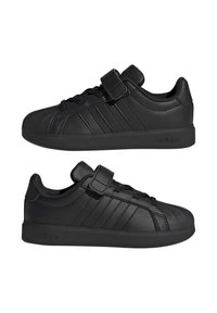 Paire de baskets basses Adidas noires avec lacets et bride Velcro, affichant trois bandes de chaque côté et semelles en caoutchouc plates.