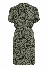 Robe courte à manches courtes, longueur genou, avec motif rayures zébré ondulé vert et noir et ceinture en tissu assortie à la taille.