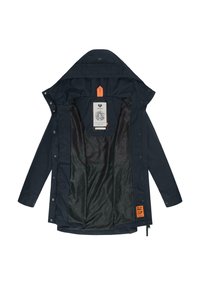 Marinblå vattentät jacka med huva, tryckknappar och en orange accenttag. Inuti finns ett texturerat svart foder och en varumärkesetikett.