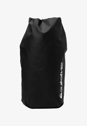 Sac étanche noir à rabats, fabriqué en matériau durable, avec une texture de surface lisse et un logo blanc sur un côté.