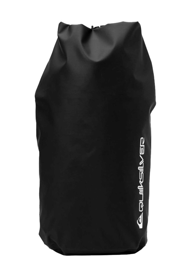 Bolsa enrollable negra e impermeable hecha de material duradero, con una textura de superficie suave y un logo blanco en un lado.