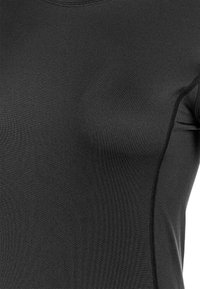 Schwarzes athletisches Shirt aus strukturiertem Stoff; verfügt über einen Rundhalsausschnitt und kontrastierende seitliche Nähte.