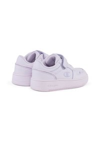 Sneaker basse viola in materiale sintetico, dotate di strappi in velcro, dettagli texturizzati e suola piatta in gomma.