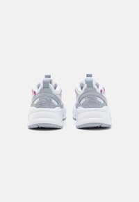 Graue und weiße Sneakers mit einem strukturierten Obermaterial, pinken Akzenten und gepolstertem Kragen. Ausgestattet mit einer auffälligen Fersenschlaufe und Gummisohle.