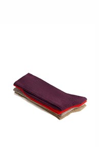 Set de trei șosete în vișiniu, roșu și bej. Textură reiată cu manșete întărite și finisaj neted. Fiecare șosetă stivuită ordonat.