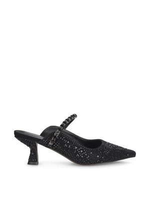 Scarpa nera con tacco alto e punta affusolata, caratterizzata da una fascia decorativa e decorazioni testurizzate sulla parte superiore. Tacco a forma di cono.