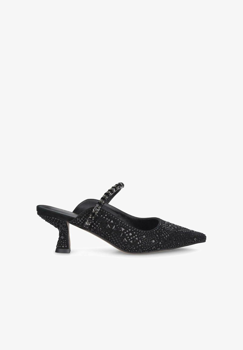 Scarpa nera con tacco alto e punta affusolata, caratterizzata da una fascia decorativa e decorazioni testurizzate sulla parte superiore. Tacco a forma di cono.