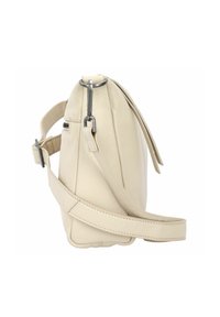 Borsa a tracolla in pelle crema con tracolla regolabile, hardware argentato e tasca con zip, mostrata di lato su sfondo bianco.