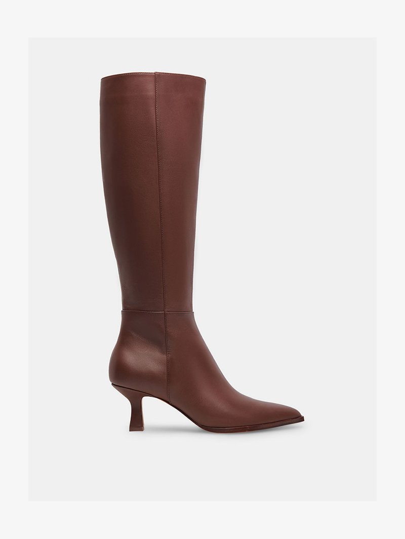 Braune Lederstiefel bis zum Knie mit spitzem Zehenbereich und schmalem Absatz. Glatte Oberfläche ohne sichtbare Muster oder hardwaremäßige Akzente.