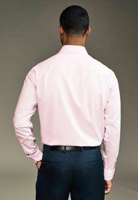 Next FIT SINGLE CUFF EASY CARE TWILL WITH CUTAWAY COLLAR.  - REGULAR FIT - Alkalmi ing - pink