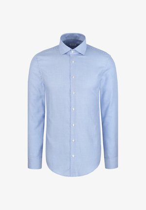 Camicia azzurro chiaro a maniche lunghe con piccoli motivi a quadretti. Presenta un colletto appuntito e bottoni bianchi lungo la parte anteriore.
