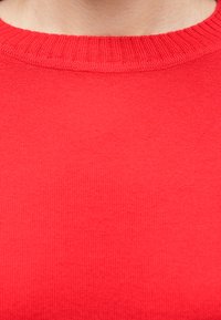 Κόκκινο πουλόβερ με ριμπ λαιμόκοψη, κατασκευασμένο από λείο πλεκτό ύφασμα, με μονόχρωμο σχέδιο και εφαρμοστή γραμμή.