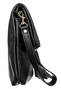 Schwarze Lederhandtasche mit strukturiertem Finish, einem Verschluss mit Klemme und einem abnehmbaren Tragegurt, die eine geschwungene Silhouette und goldene Hardware-Akzente aufweist.