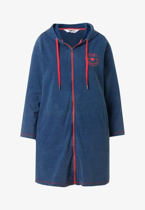 Niebieska sukienka-bluza z kapturem na zamek, z czerwonymi sznureczkami, czerwonym zamkiem błyskawicznym, przednimi kieszeniami i emblematem gwiazdy z napisem "Live Your Dream" na piersi.