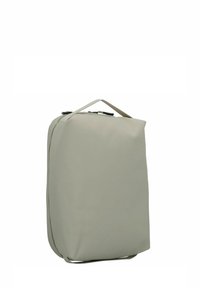Zaino rettangolare grigio chiaro con una texture liscia simile alla gomma, maniglia superiore e chiusura con zip. Design minimalista senza pattern visibili.