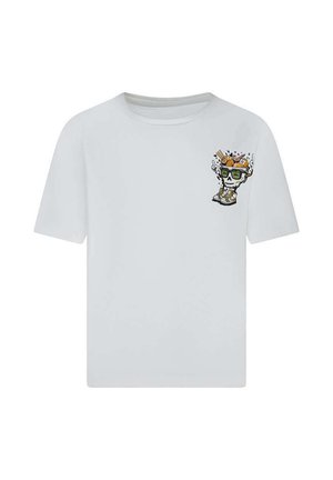 T-shirt blanc à manches courtes avec un petit crâne coloré portant des lunettes de soleil, des baskets et un casque imprimé sur la poitrine gauche.