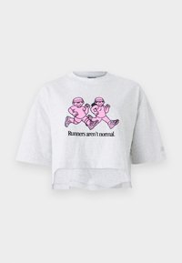 FACE OKA RUNNERS CROPPED TEE - T-shirts print - ash