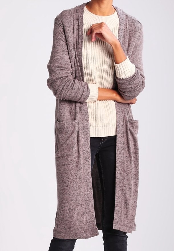 Cardigan long à ouverture frontale en tissu gris doux avec une texture chinée, comprenant deux poches avant et une coupe décontractée.