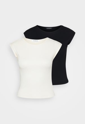 Kaksi hyvin istuvaa T-paitaa: yksi kreeminvärinen ja yksi musta. Valmistettu pehmeästä, teksturoidusta puuvillasta, jossa on lyhyet hihat ja pyöreä pääntie.