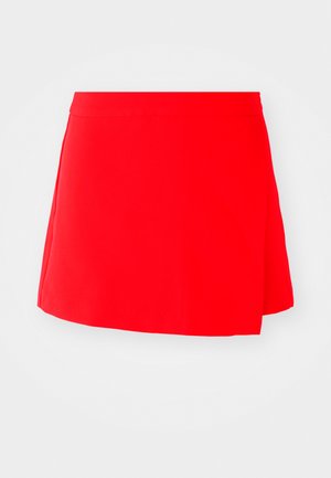 Rød miniskjørt med en glatt tekstur, med et asymmetrisk design og en tettsittende midje. Ingen synlig metall eller mønstre.