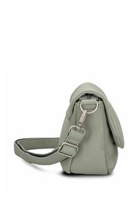 Borsa in pelle verde con forma arrotondata, texture morbida e patta oversize che somiglia a orecchie; include una tracolla rimovibile e accessori in argento.