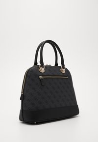 Czarna torebka strukturalna z teksturową powierzchnią, złotymi akcesoriami, podwójnymi uchwytami i kieszenią na zamek z przodu. Charakteryzuje się subtelnym wzorem logo.