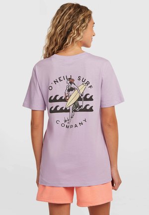 Levandų spalvos medvilninė marškinėliai trumpomis rankovėmis, su grafiniu moters su banglente atspaudu, apsupta bangų ir teksto.