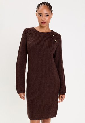 Robe en tricot côtelé marron avec un col rond, des manches longues et un détail de bouton sur le côté. Texture lisse avec une silhouette ajustée.