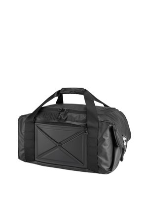 Sac de voyage en millet noir avec poignée rembourrée, poche zippée à l'avant avec motif en X, poche latérale avec boucle, et doubles fermetures éclair sur le dessus.