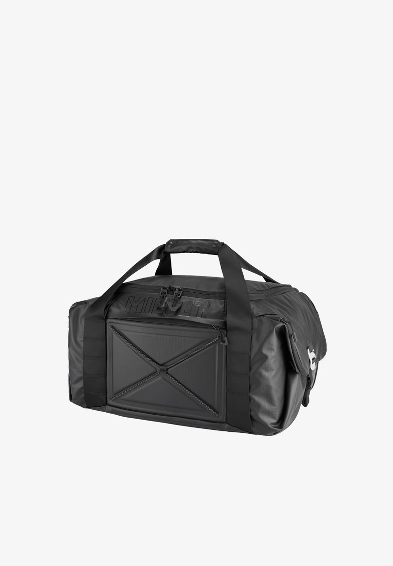 Sac de voyage en millet noir avec poignée rembourrée, poche zippée à l'avant avec motif en X, poche latérale avec boucle, et doubles fermetures éclair sur le dessus.