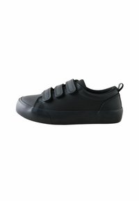 Czarne buty o gładkiej powierzchni, niskim profilu i z trzema regulowanymi paskami na rzepy. Podeszwa jest nieco grubsza z zaokrąglonym noskiem.