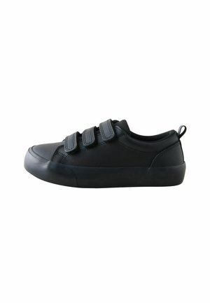 Sort lavtop sneaker med tre velcro stropper og en trækstrop på hælen, vist på en hvid baggrund.