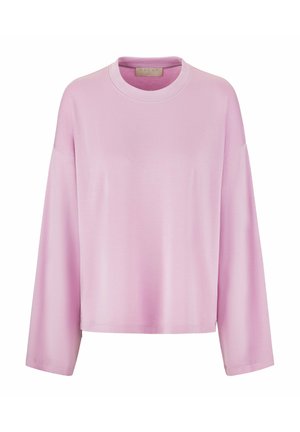 Chemise longue à manches longues rose avec un col rond et des épaules basses. Tissu lisse avec un design simple et sans embellissement.