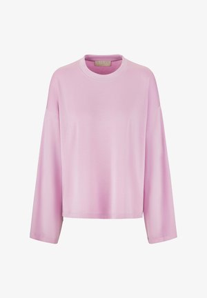 Chemise longue à manches longues rose avec un col rond et des épaules basses. Tissu lisse avec un design simple et sans embellissement.