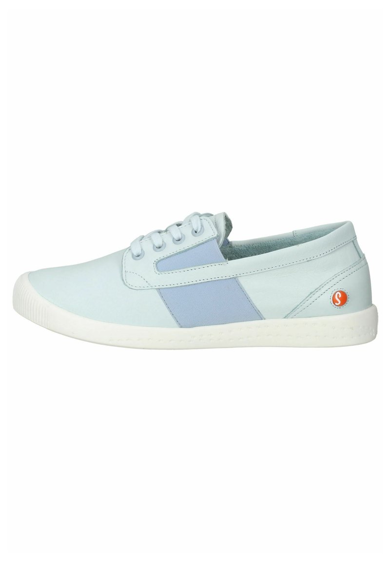 Scarpa di tela azzurro chiaro con un pannello in tessuto blu a contrasto, suola rotonda in gomma bianca, sei occhielli e un piccolo logo arancione sul lato.