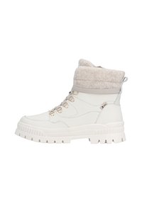 Biały skórzany botek za kostkę z kołnierzem z ekologicznego futra, metalowymi przelotkami i grubą gumową podeszwą z fakturowanym wzorem zapewniającym przyczepność.