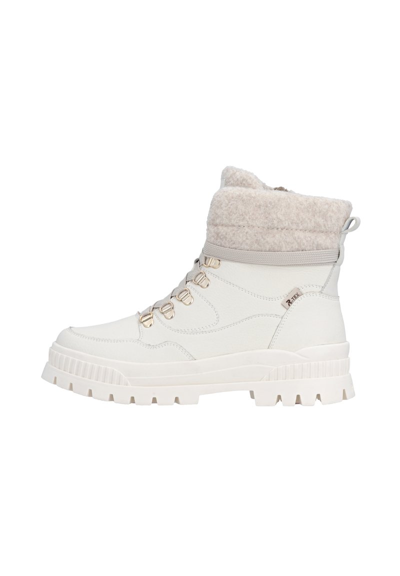 Biały skórzany botek za kostkę z kołnierzem z ekologicznego futra, metalowymi przelotkami i grubą gumową podeszwą z fakturowanym wzorem zapewniającym przyczepność.