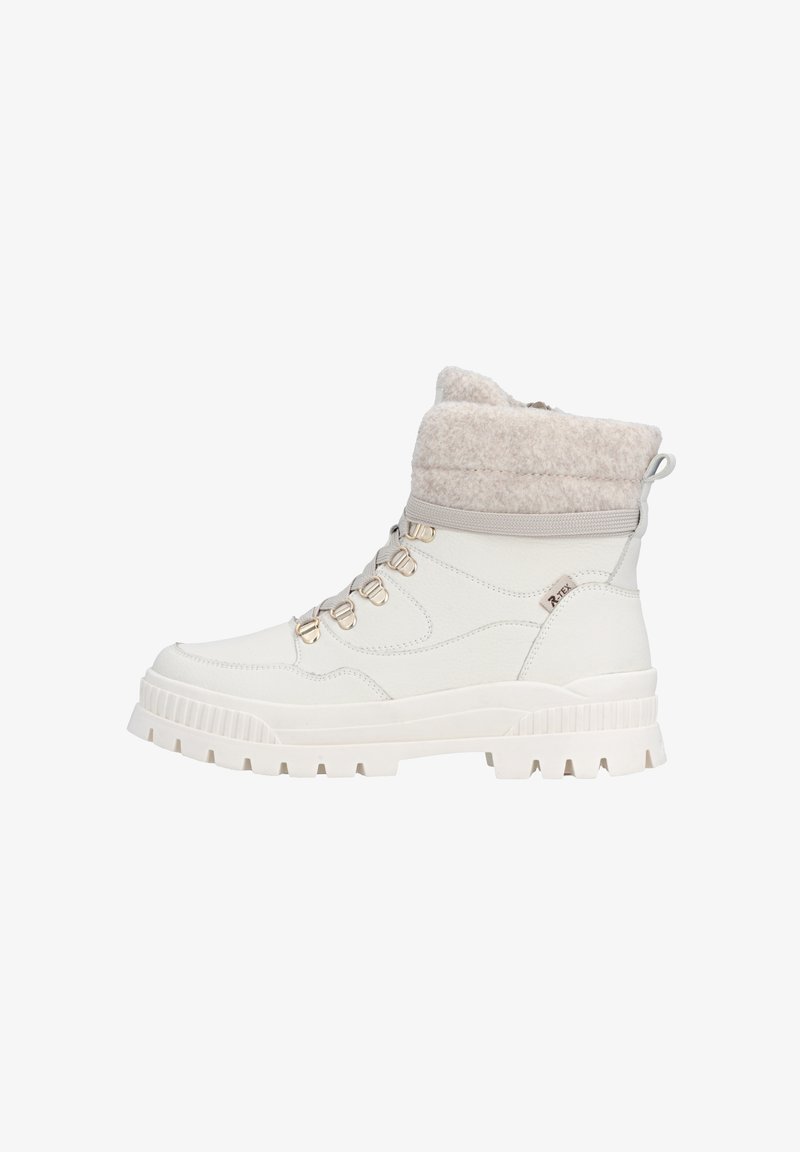 Biały skórzany botek za kostkę z kołnierzem z ekologicznego futra, metalowymi przelotkami i grubą gumową podeszwą z fakturowanym wzorem zapewniającym przyczepność.